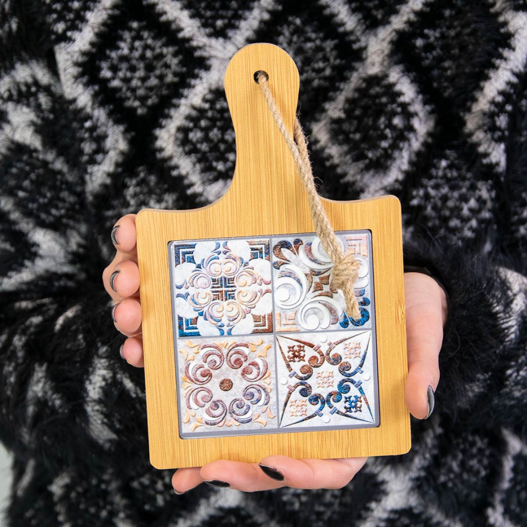 DLM-A347 Sottopentola Tagliere Bomboniera Utile In Legno E Ceramica Con Decori Maioliche, 20x14 Cm, Con Scatola, Per Matrimonio, Comunione, Cresima, Battesimo, 18° Compleanno - 2