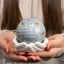 Bomboniere 2027 Linea Especial Sfera con cuoricini tenuta fra mani con frase in ceramica