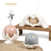 Bomboniere 2027 Linea Especial Sfera con cuoricini tenuta fra mani con frase in ceramica