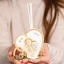 Bomboniere 2027 Icona Profumatore Personalizzabile a forma di cuore con sacra famiglia in resina