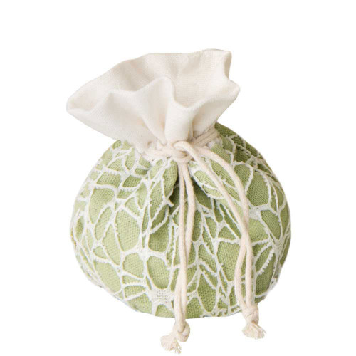 <p>sacchetti verdi con rete bianca porta confetti per bomboniere matrimonio