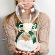 Idea Regalo Nozze di Smeraldo 2027 Clessidra Maxi in vetro con sabbia bianca con fiore e applicazione cuore