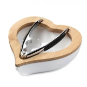 Bomboniere Utili 2020 set Schiaccianoci e Contenitore Cuore in Porcellana bianca e Bamboo