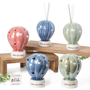 Bomboniera 2026 Mongolfiera BALLOON in Porcellana Luce LED e Diffusore Cuoricini e Scritta “Amare fa Volare”