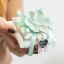 Bomboniere Eleganti con Fiore in Porcellana e Cuscini con Confezione