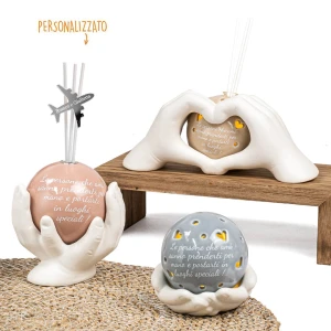 Bomboniere 2027 Linea Especial Sfera con cuoricini tenuta fra mani con frase in ceramica