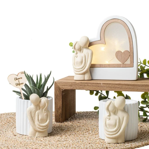 Bomboniere Linea Bacio 2026 Coppia che si abbraccia con cuori