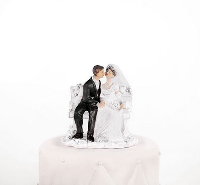 cake topper sposi seduti su panchina per torta matrimonio
