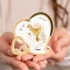 Bomboniere 2027 Icona Comunione e Cresima a forma di cuore con calice e cappello con bastone in resina