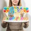 Decorazione da tavolo "Buon Compleanno" colorata con festoni