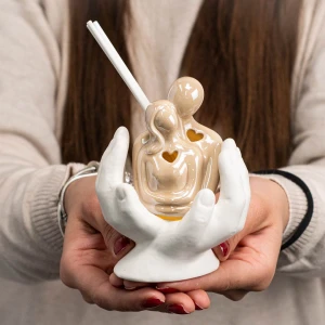 Bomboniere 2026 Coppia Profumatore LED che si abbraccia con mani in ceramica