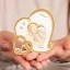 Bomboniere 2026 Icona a forma di cuore con sacra famiglia in resina