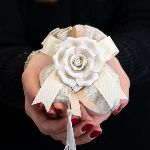 Bomboniera magnete Rosa in porcellana bianca finissima con nappina