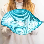 Centrotavola in vetro a forma di conchiglia celeste diametro 36x24 cm