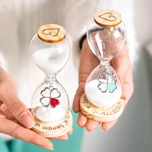 Bomboniere 2026 Linea Temps Clessidra Standard con base in legno e ciondolo quadrifoglio