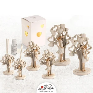 Bomboniere Solidali Matrimonio Quadrifoglio 2020 Linea Chiara, composta da Statuine e profumatore Coppia con Albero della Vita 
