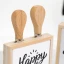 Bomboniere Stock 2027 Set Formaggio con base in ceramica e legno