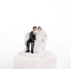cake topper sposi seduti su panchina per torta matrimonio