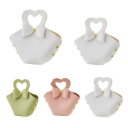 Borsetta portaconfetti in ecopelle con fiocco e manico cuore