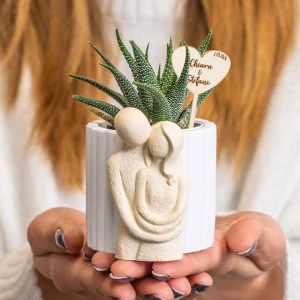 Bomboniere Linea Bacio 2026 Portapiantina con Coppia che si abbraccia