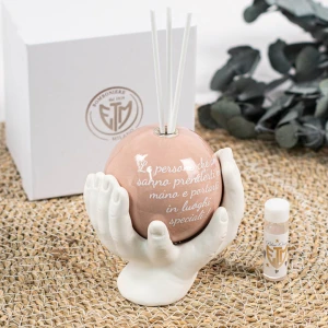 Bomboniere 2026 Linea Especial Profumatore Sfera con cuoricini tenuta fra mani con frase in ceramica