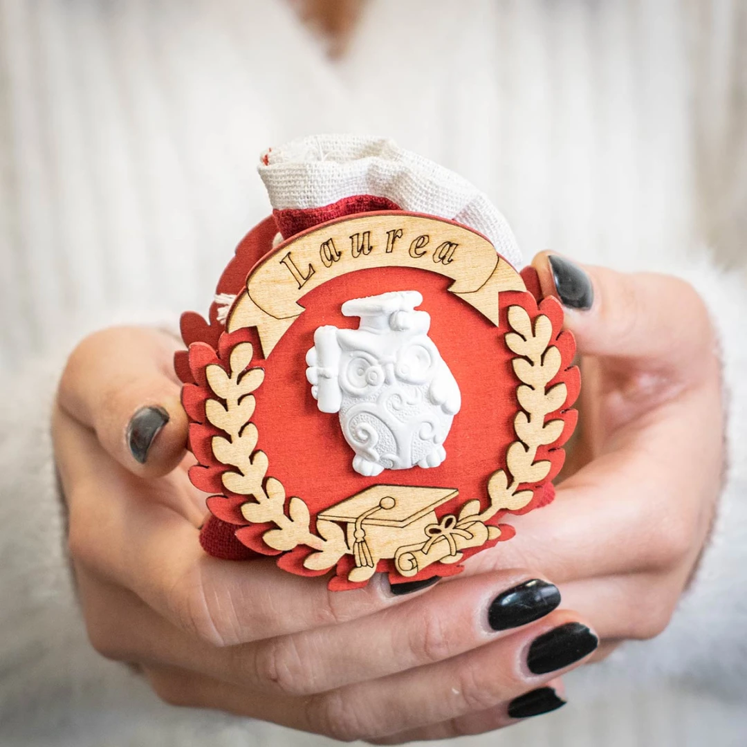 20 Sacchetti Portaconfetti In Juta Per Laurea E Cresima - Personalizzabili Con Nome, Data E Fiore In Legno