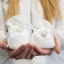 Sacchettini portaconfetti Elegante in tessuto bianco con Ciondolo Cuore Love