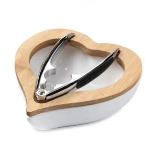 Bomboniere Utili 2020 set Schiaccianoci e Contenitore Cuore in Porcellana bianca e Bamboo