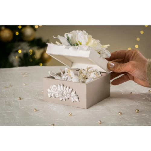 Idea Regalo Natale - Cofanetto in legno Shabby chic con fiori e cioccolatini