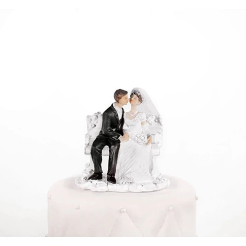 cake topper sposi seduti su panchina per torta matrimonio